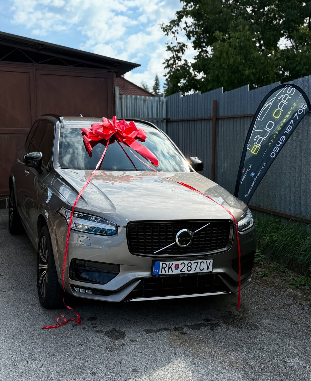 Luxusné výkonné auto v showroome BajoCarsPerformance